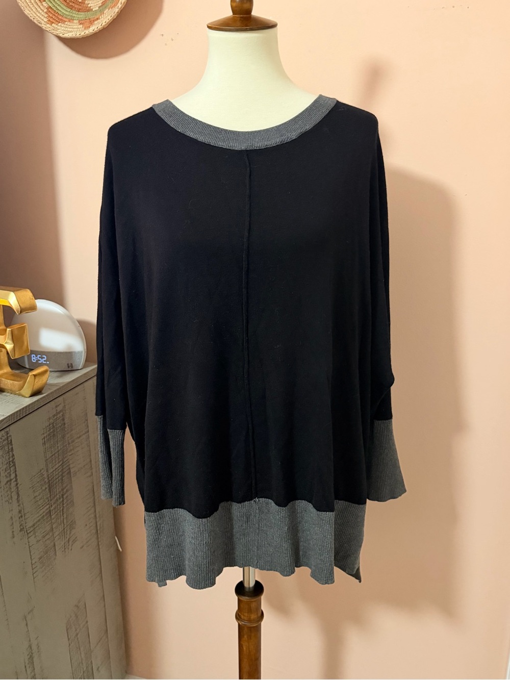 Wonderly Women’s Black Knit Top with Gray Trim Sz 1X